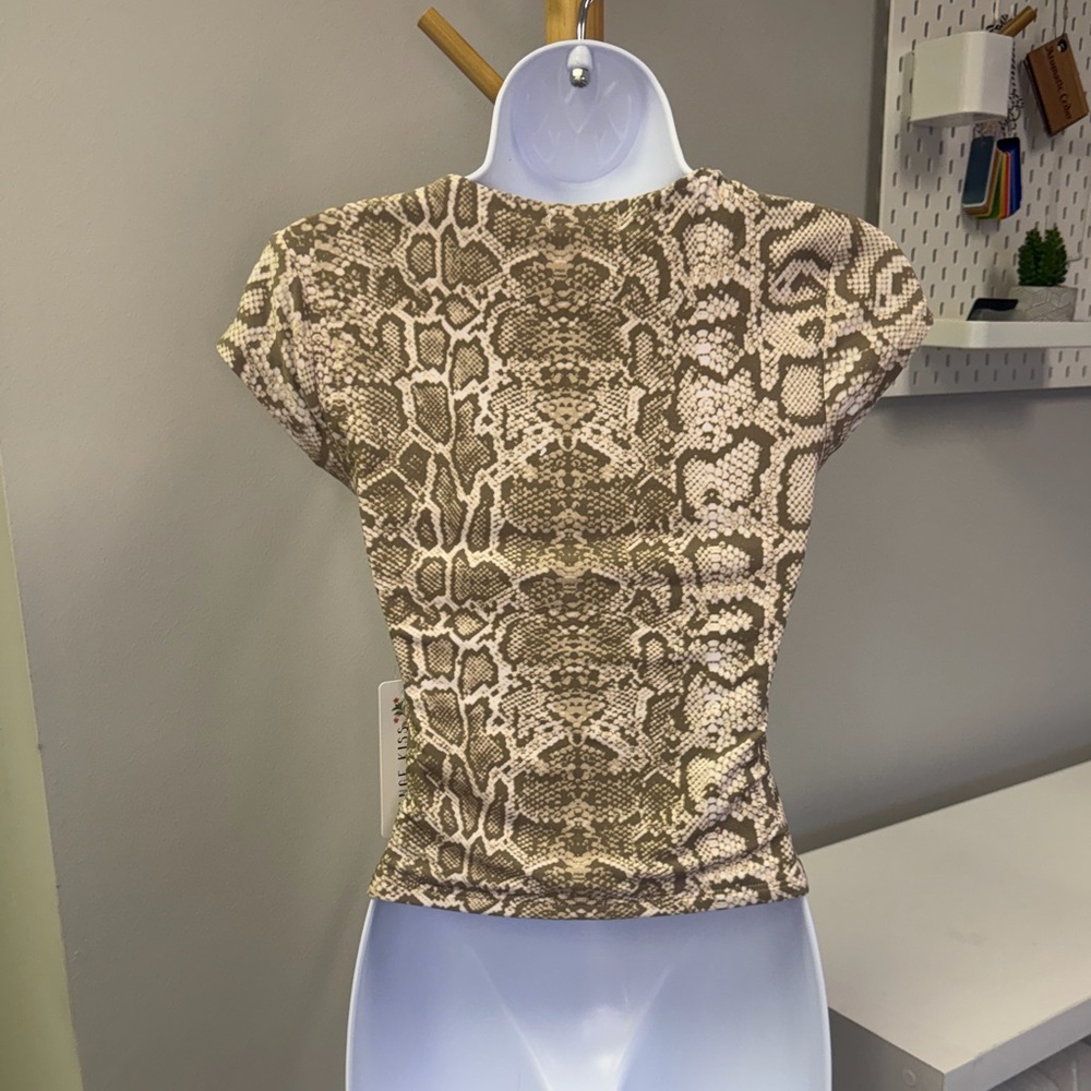 NWT Orange Kiss neutral snakeskin print crop top Size Medium - Picture 3 of 5